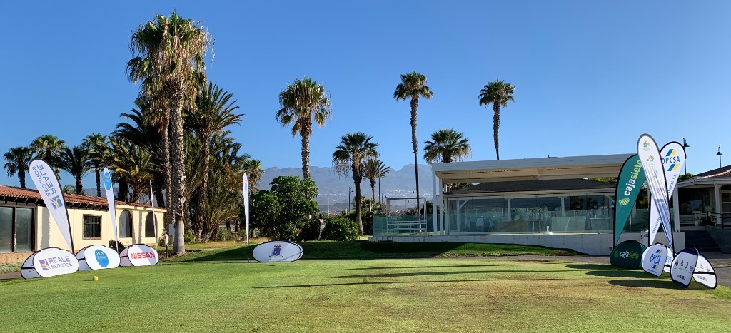 María Velázquez en Scratch Damas y Glenn Owen en Scratch Caballeros, ganadores en Amarilla Golf.