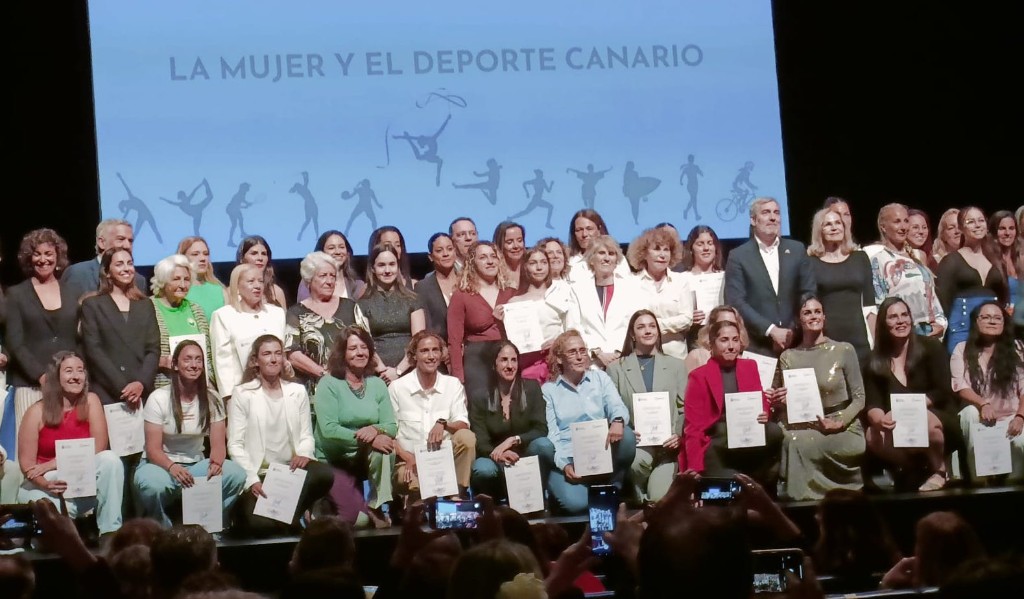 Homenaje a 76 deportistas de las Islas en la Gala de la Mujer y el Deporte Canario.